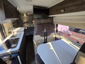 Camper Plus · menjador · foto real del vehicle en venda