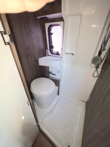 Camper Plus · bany i dutxa · foto real del vehicle en venda